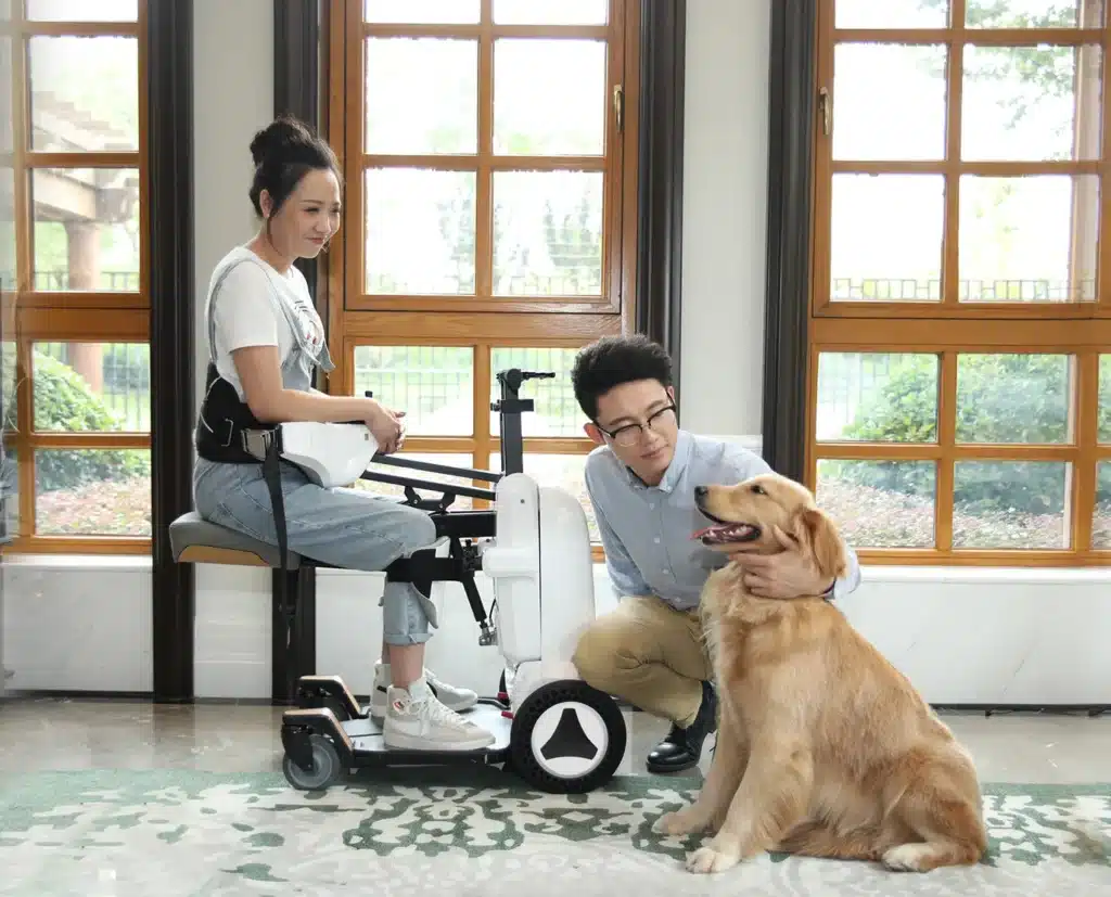 clevr mobility xc droid standing wheelchair 1 Squat-to-Stand-Funktion – sicher vom Sitzen ins Stehen Zwei 250 W-Motoren für kraftvolle, leise Fortbewegung Reichweite bis 15 km, Steigungen bis 5° problemlos clevr mobility xc droid standing wheelchair 1