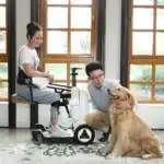 clevr mobility xc droid standing wheelchair 1 Squat-to-Stand-Funktion – sicher vom Sitzen ins Stehen Zwei 250 W-Motoren für kraftvolle, leise Fortbewegung Reichweite bis 15 km, Steigungen bis 5° problemlos clevr mobility xc droid standing wheelchair 1